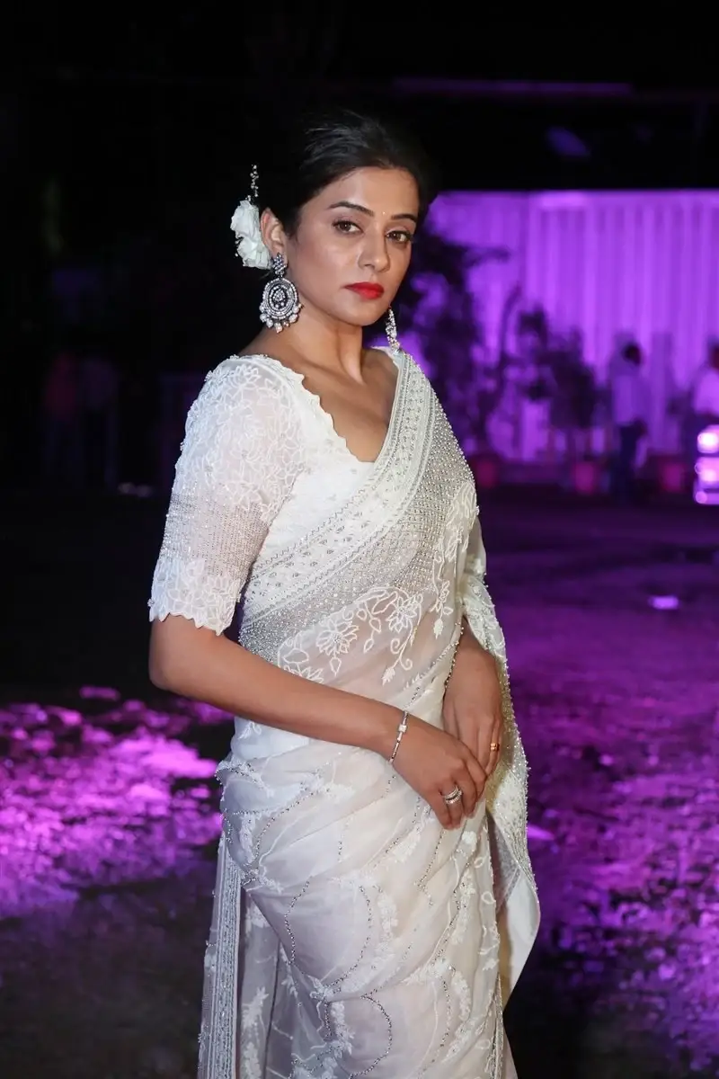 INDIAN ACTRESS PRIYAMANI IN WHITE SAREE AT CUSTODY MOVIE RELEASE EVENT 4